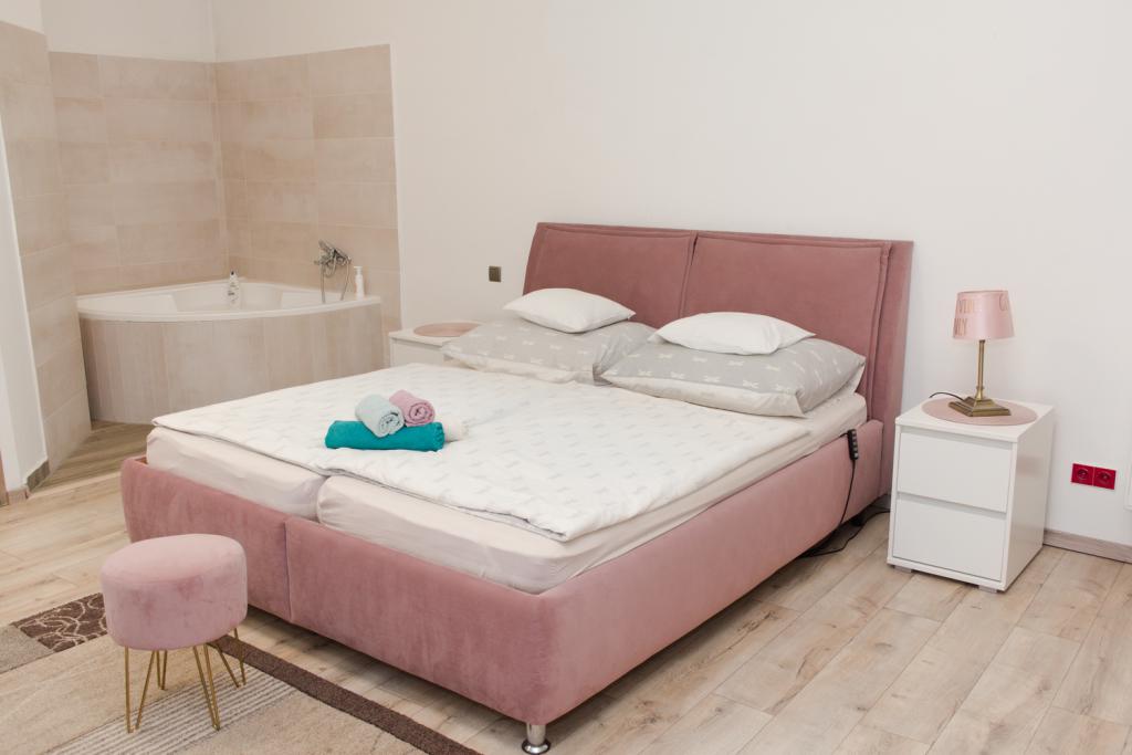 Romantic - Franciaágyas apartman sarokkáddal