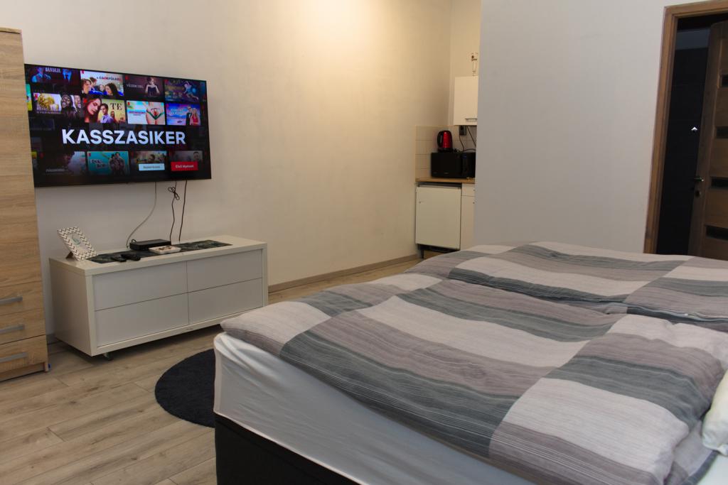 Travel - Franciaágyas apartman zuhanyzóval Travel - Franciaágyas apartman zuhanyzóval